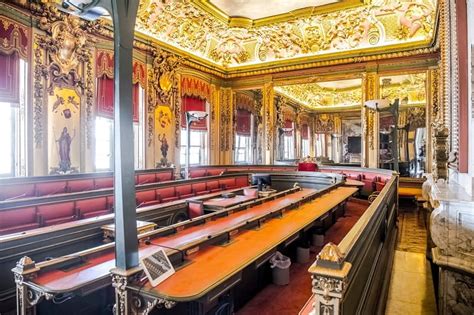 Visit of the City Hall of Brussels .